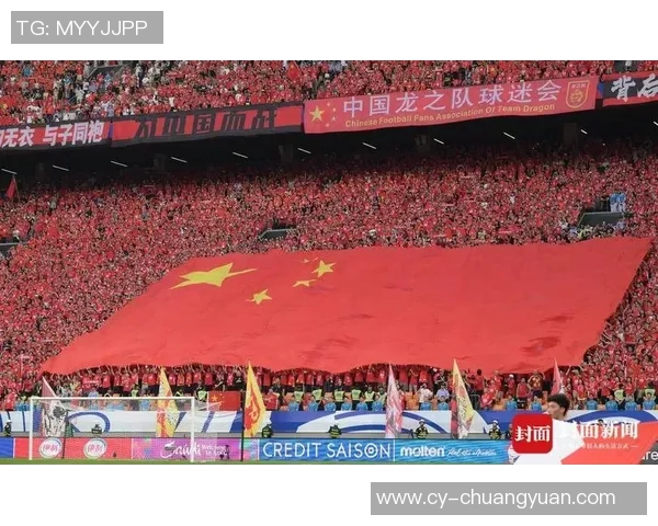 足球明星高举国旗的精彩瞬间展现激情与荣耀的照片集锦